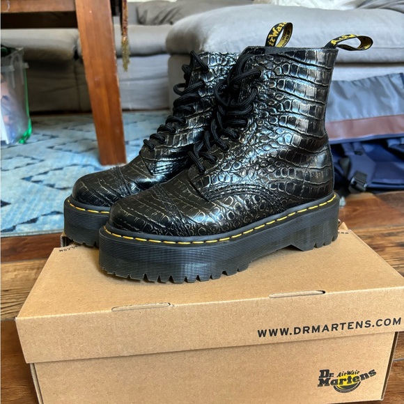 NWOT Dr Martens Platform Size 6 - Picture 4 of 5
